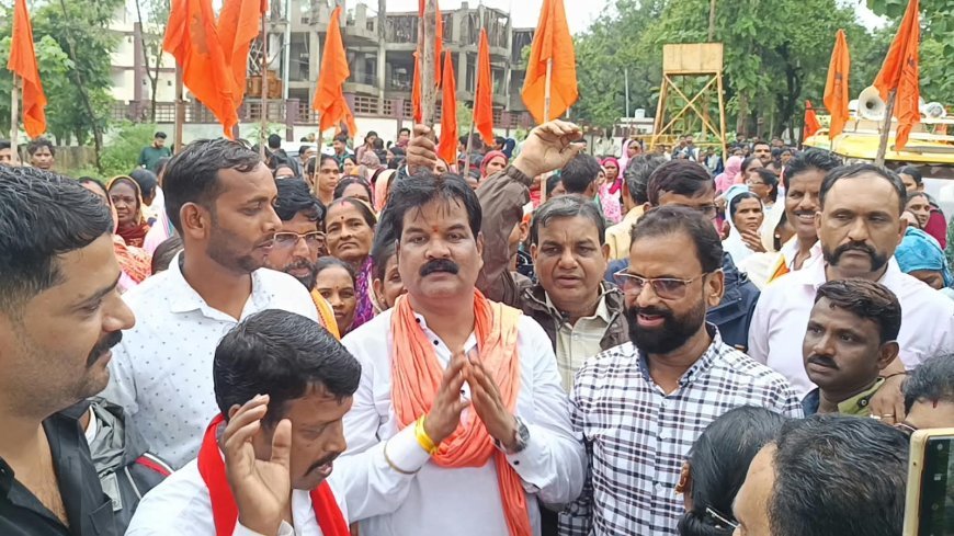 भारी बारिश में भी नहीं डगमगाए कदम, 57 सूत्रीय मांगों को लेकर मजदूरों का प्रदर्शन