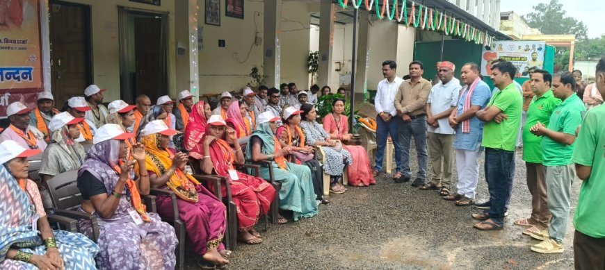 अयोध्या दर्शन कर लौटे 70 श्रद्धालुओं का विधायक कार्यालय में आत्मीय स्वागत
