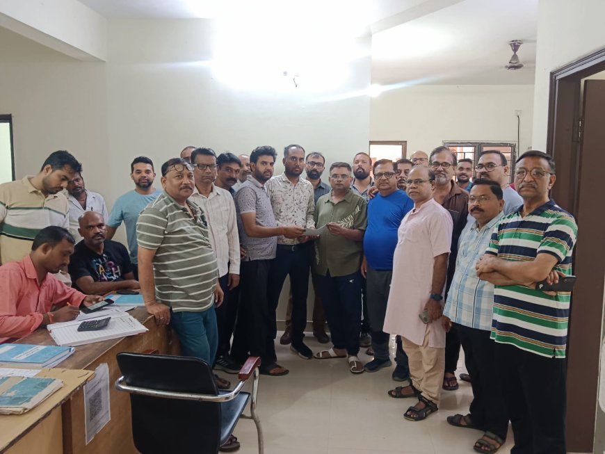 कैमेलिया कॉलोनी के रहवासियों ने हाउसिंग बोर्ड कार्यालय में किया सांकेतिक तालाबंदी प्रदर्शन, लिफ्ट समस्या को लेकर जताया आक्रोश