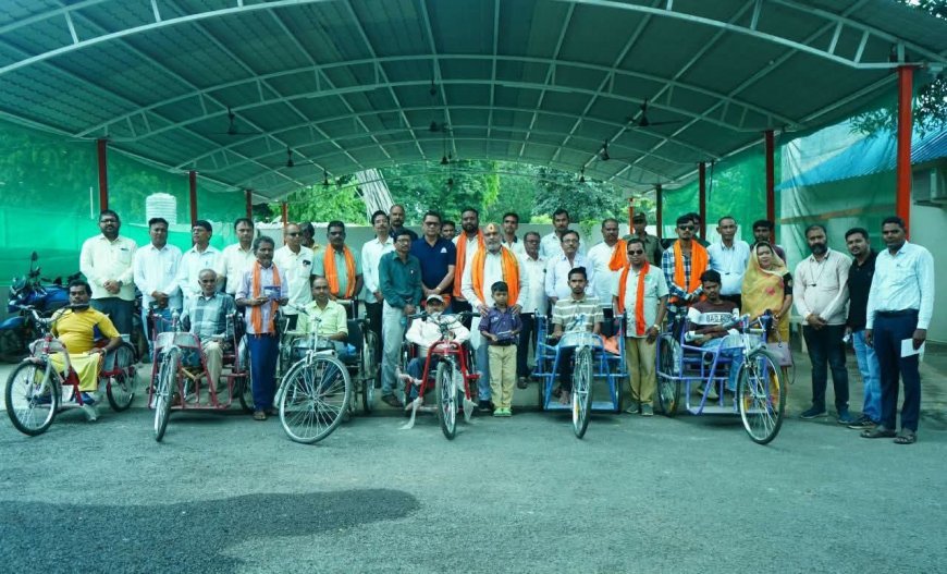 विधायक ललित चंद्राकर के हाथों दुर्ग ग्रामीण के 8 दिव्यांगजनों को मिला ट्राइसिकल एवं श्रवण यंत्र