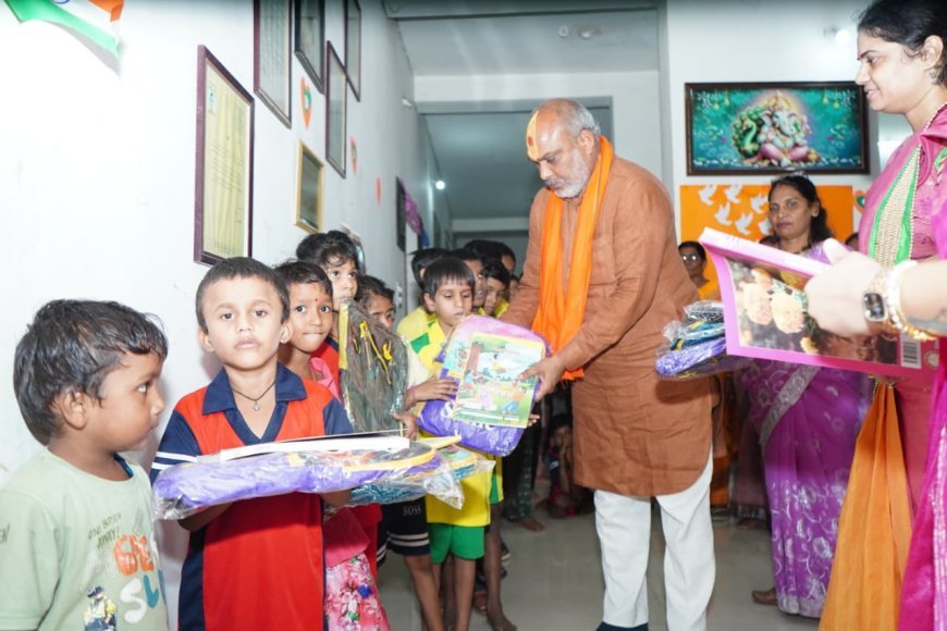 विधायक ललित चंद्राकर ने “तारे जमीन पर” मूक-बधिर आवासीय विद्यालय के बच्चों को वितरित की पुस्तकें एवं बैग