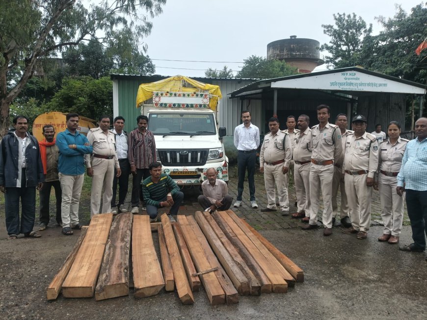 रात्रि गश्त में सागौन चरपट से भरी पिकअप जब्त, दो आरोपी पकड़े गए