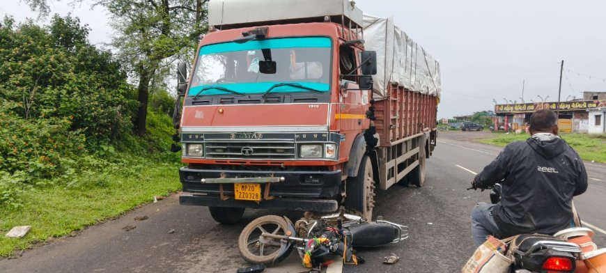 ट्रक ने बाइक को मारी जोरदार टक्कर, दो लोग गंभीर रूप से घायल