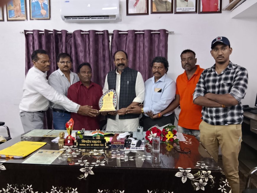 रायपुर में इंटरनेशनल पावरलिफ्टिंग चैंपियनशिप के दौरान किशोर महानंद का खिलाड़ियों ने किया सम्मान