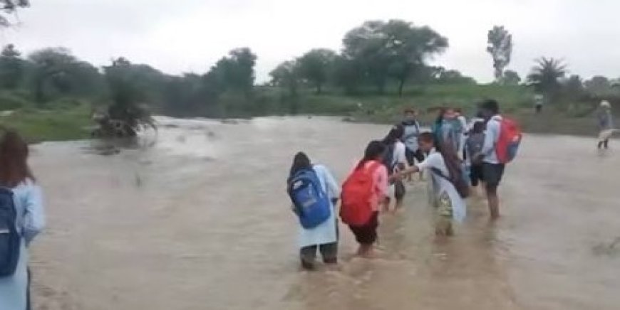 उफनती नदी के बीच स्कूल की राह, एक-दूसरे का हाथ थाम नदी पार कर रहीं छात्राएं