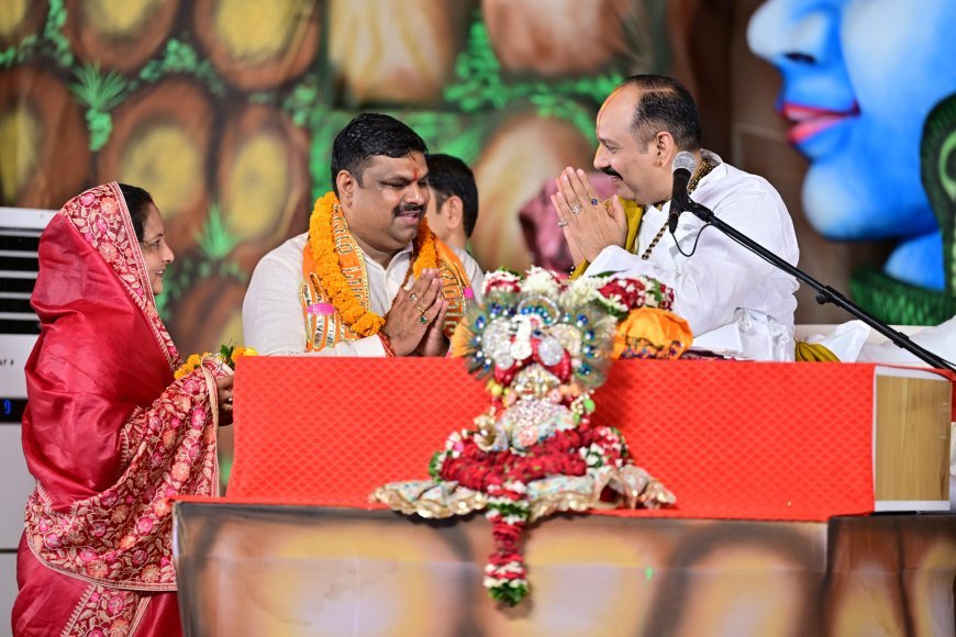 पंडित प्रदीप मिश्रा ने शासकीय स्कूलों में मंत्रोच्चारण की पहल को सराहा, शिक्षा मंत्री गजेन्द्र यादव ने सुनी शिव महापुराण कथा