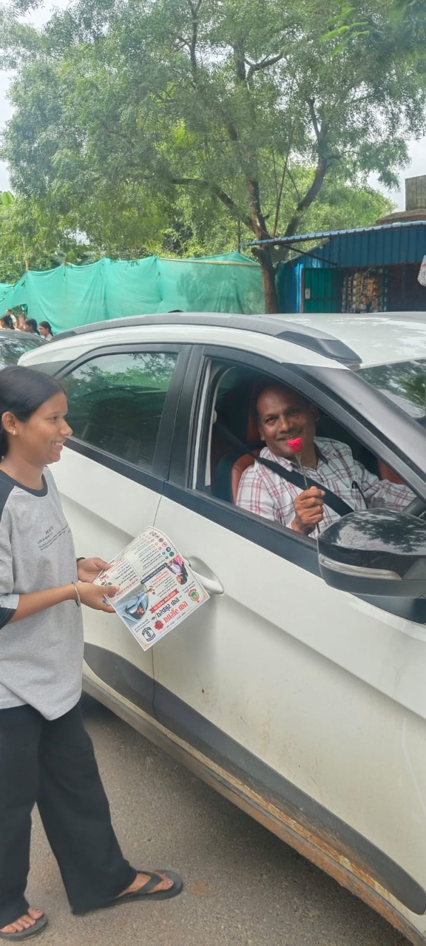 “एक गुलाब – एक संकल्प” अभियान से दंतेवाड़ा में सड़क सुरक्षा का संदेश, वाहन चालकों ने लिया यातायात नियमों के पालन का संकल्प