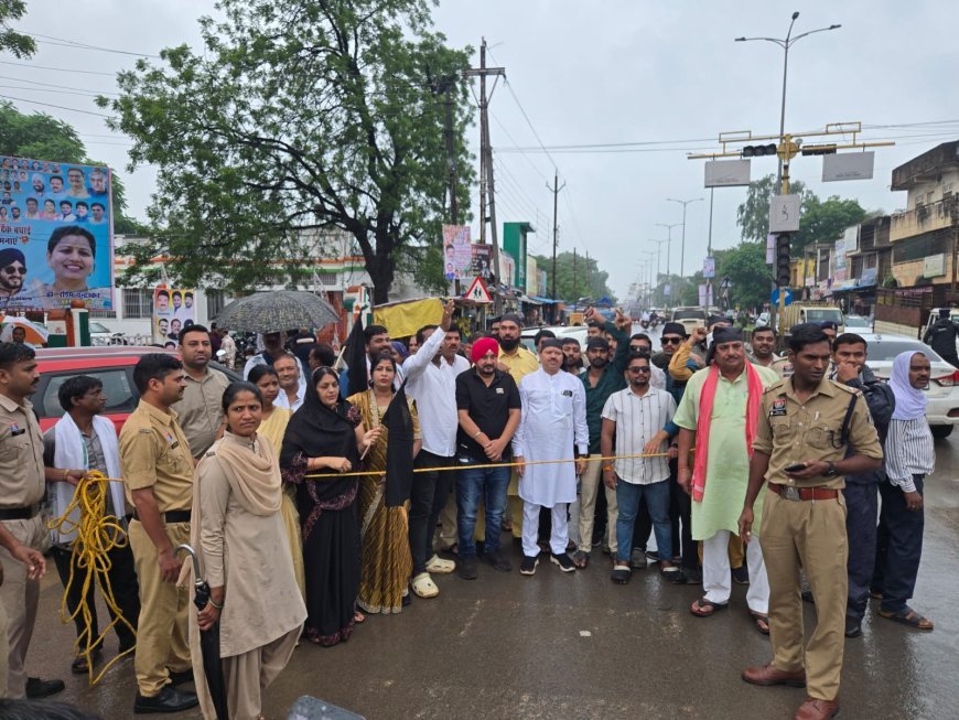 महासमुंद में कांग्रेस का उग्र प्रदर्शन, डिप्टी सीएम अरुण साव को दिखाए काले झंडे