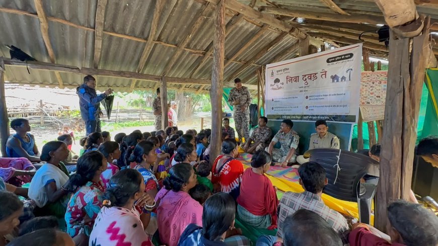 भारी बारिश के बीच सुकमा पुलिस पहुंची दुर्गम पोट्टेमंगू, बच्चों को पढ़ाया पहाड़ा और ग्रामीणों से किया संवाद
