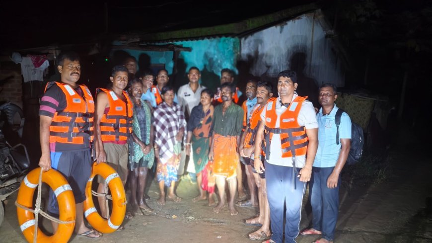 देवभोग के टिकरापारा नाला में बाढ़ में फंसे 4 लोग, पुलिस और SDRF ने रात 2 बजे सुरक्षित किया रेस्क्यू