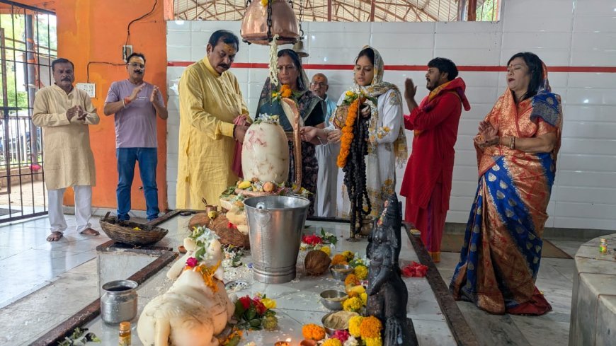 श्रावण मास के अंतिम सोमवार को सांसद विजय बघेल ने भगवान भोलेनाथ की पूजा-अर्चना की