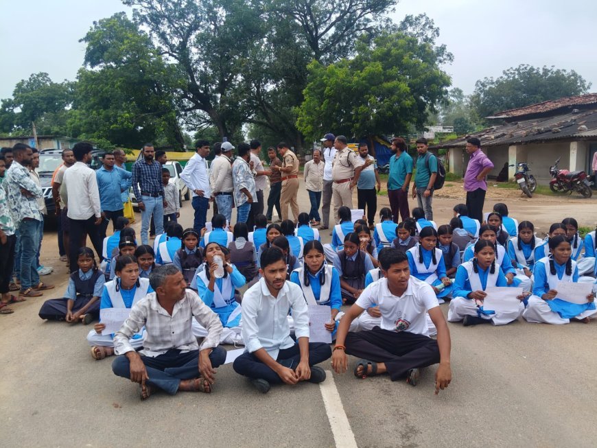 भूनेश्वरपुर कन्या छात्रावास की अव्यवस्थाओं के खिलाफ सड़क पर उतरीं आदिवासी छात्राएं, जांच और कार्रवाई की मांग