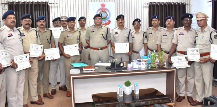 उत्कृष्ट अपराध विवेचना के लिए दुर्ग पुलिस के 16 अधिकारी-कर्मचारी सम्मानित, प्रशस्ति पत्र और पुरस्कार से किया गया सम्मान