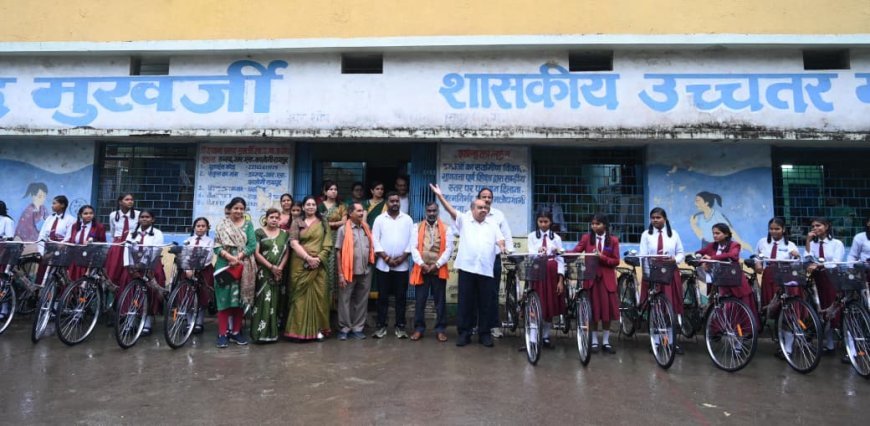 बेटियों के हाथों में साइकिल, पुरन्दर मिश्रा ने दी उज्ज्वल भविष्य की सौगात