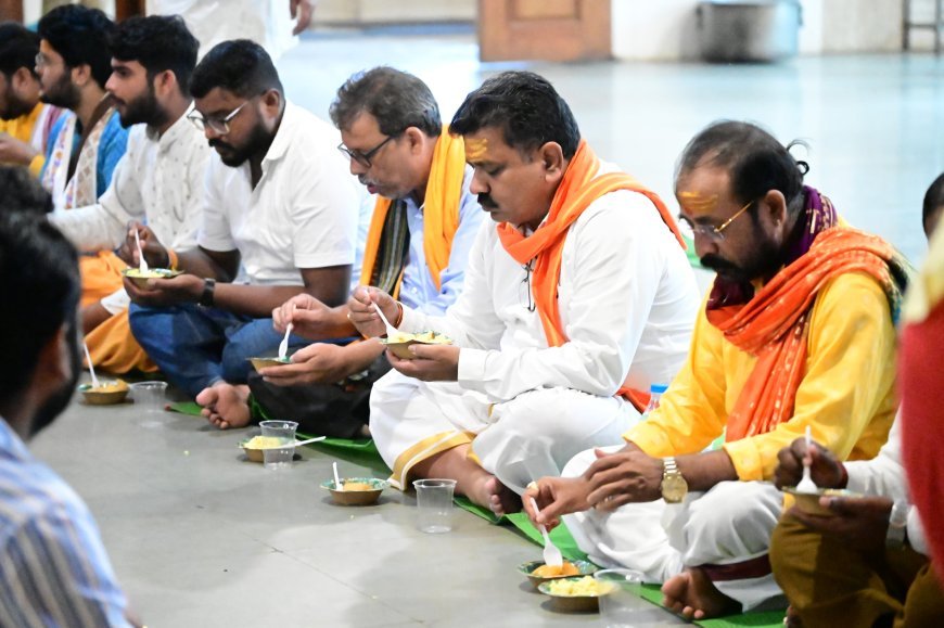 अमरकंटक में कांवड़ियों के बीच पहुंचे उप मुख्यमंत्री विजय शर्मा, भोजन प्रसादी वितरित कर साथ बैठकर किया ग्रहण
