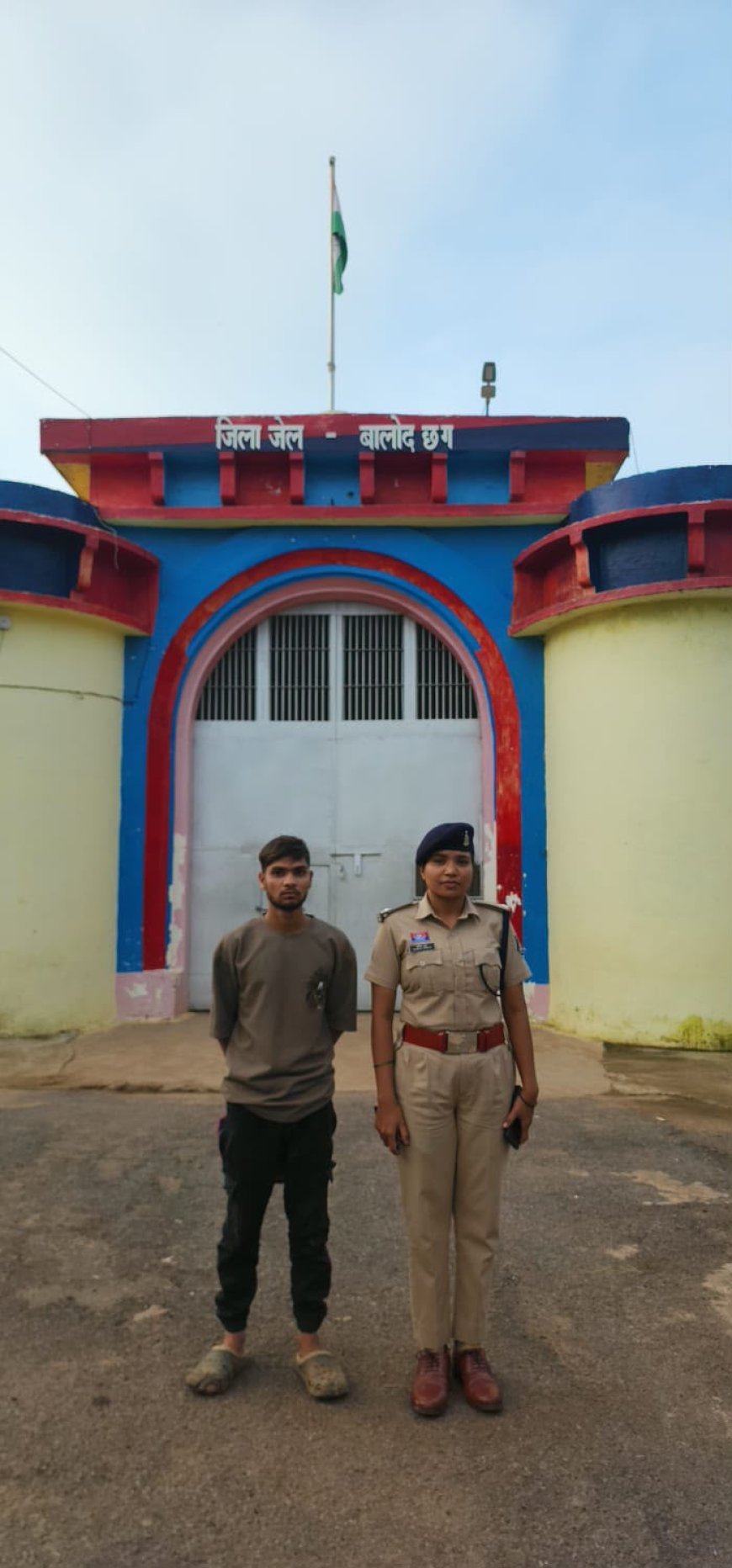 गुण्डरदेही पुलिस की अवैध शराब पर कार्रवाई, 32 पौव्वा शराब के साथ आरोपी गिरफ्तार