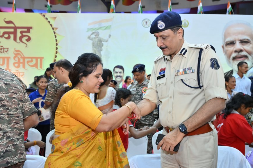 ‘स्नेह की डोर विष्णु भैया मोर’ आयोजन में महापौर मीनल चौबे ने रायपुर पुलिस कमिश्नर डॉ. संजीव शुक्ला को बांधी राखी