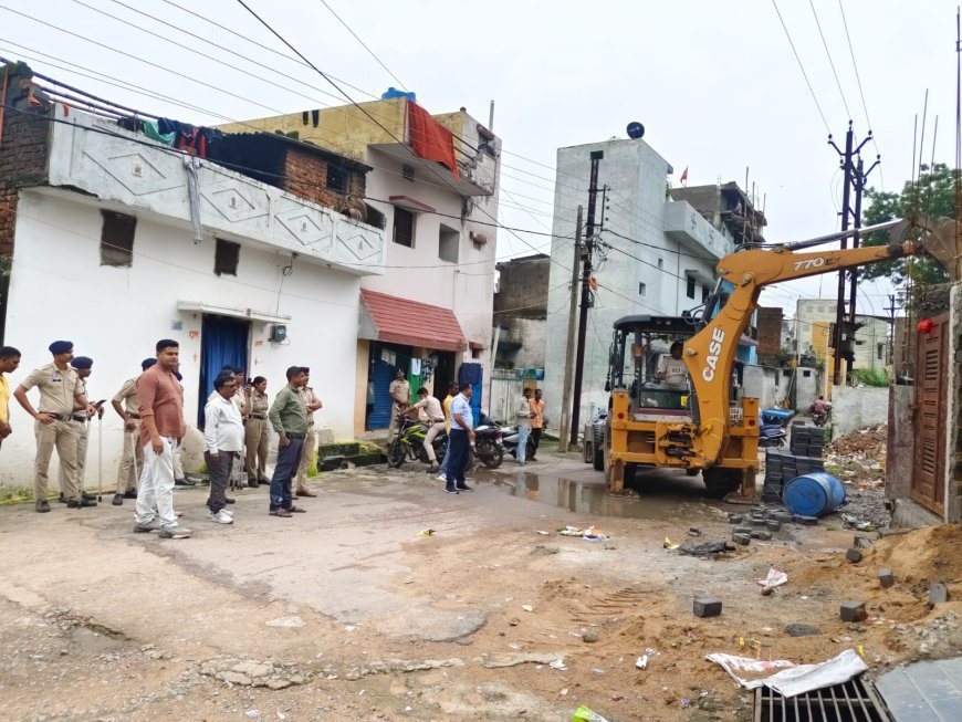 भाठागांव ब्रम्हदेव कॉलोनी में अनुमति के विपरीत निर्माण पर निगम जोन 5 की कार्रवाई, दो भवनों के फ्रंट एमओएस भाग हटाए गए