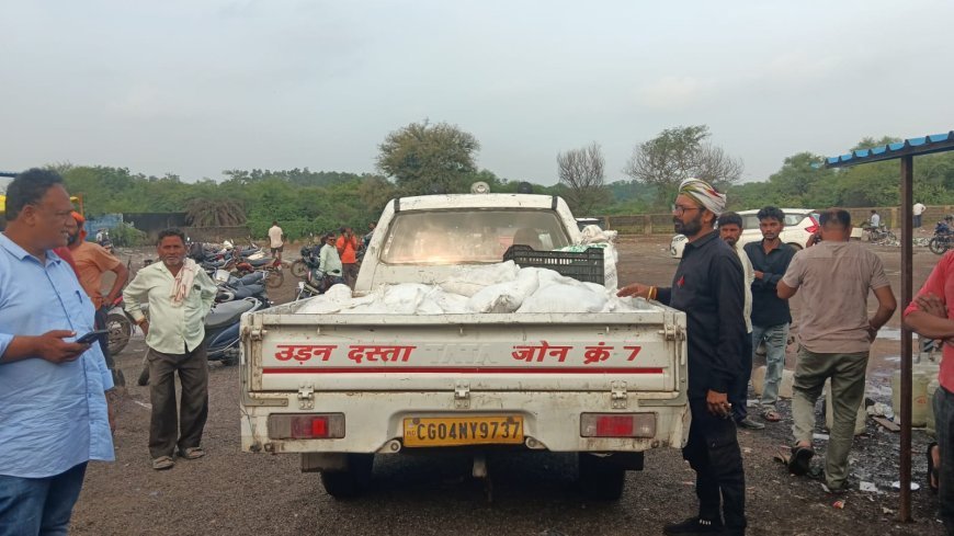 सरोजना शराब दुकान अहाता में गंदगी मिलने पर निगम जोन 7 की कार्रवाई, 5 क्विंटल पानी पाउच-पॉलीथिन जब्त कर 15 हजार का जुर्माना