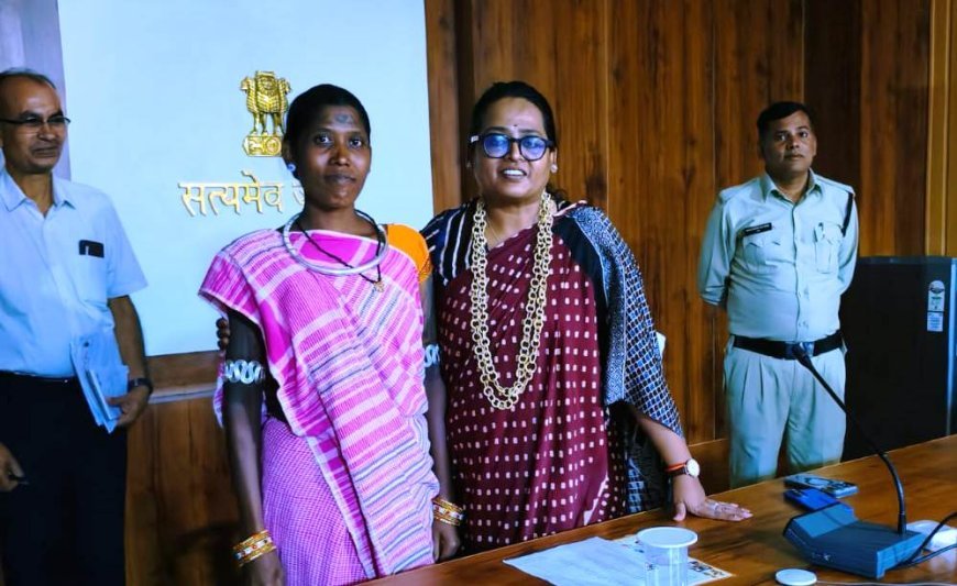नवपदस्थ कलेक्टर तुलिका प्रजापति का बैगा महिला श्रीबाई ने पारंपरिक बीरन माला पहनाकर किया आत्मीय स्वागत