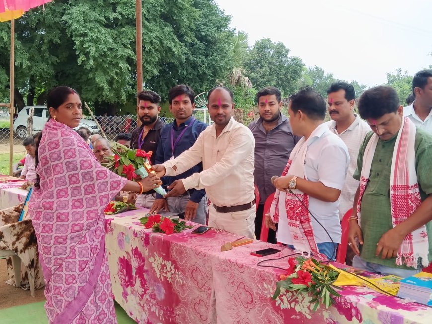अतिसंवेदनशील मुझिकुटनी में पहुंची परलकोट जनकल्याण संस्था, ग्रामीणों को किया जागरूक