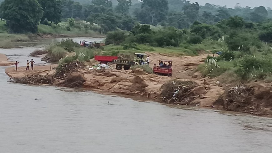 पिथौरा की पिलवापाली नदी पर रेत खनन के आरोप, ग्रामीणों ने प्रशासन से कार्रवाई की मांग की