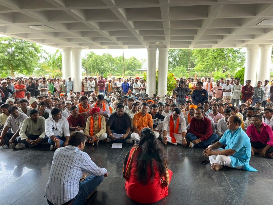 सिंचाई के पानी के लिए किसानों के साथ पैदल मार्च, मंत्री नागरसिंह चौहान पहुंचे कलेक्टर कार्यालय