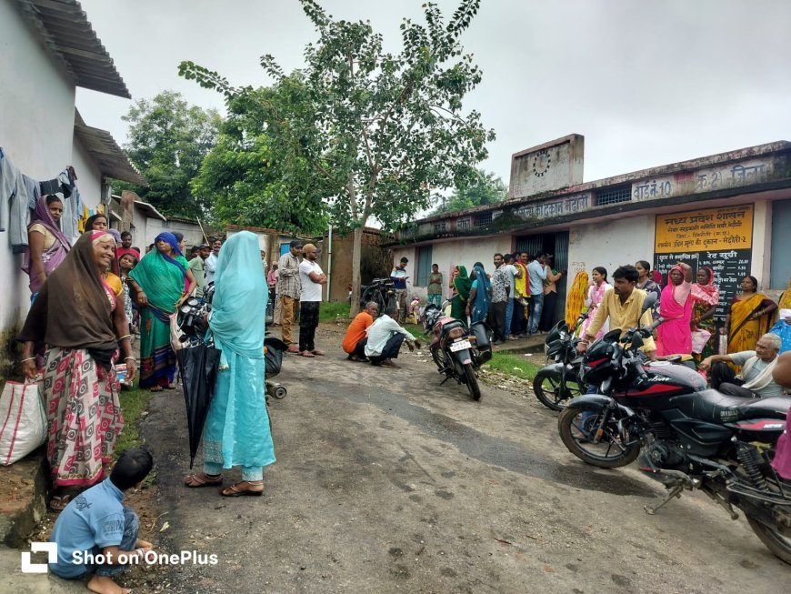 मोरवा वार्ड-10 की राशन दुकान पर हंगामा, राशन वितरण में अव्यवस्था के आरोप