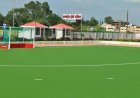 अंतरराष्ट्रीय हॉकी स्टेडियम की बदहाली, एस्ट्रोटर्फ में जमी काली मिट्टी; खिलाड़ी बाल्टी से पानी डालकर कर रहे सफाई