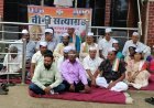 बलरामपुर में महंगाई और कालाबाजारी के खिलाफ कांग्रेस का हल्ला बोल, सफेद टोपी पहनकर सत्याग्रह पर बैठे कार्यकर्ता