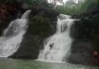 गरियाबंद के गजपल्ला वॉटर फॉल में खतरनाक स्टंट, चेतावनी के बावजूद जान जोखिम में डाल रहे पर्यटक