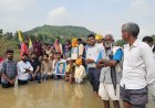 काचन नदी पर पुल निर्माण की मांग को लेकर जल सत्याग्रह, चार साल से अटका प्रोजेक्ट