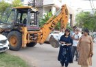 समता कॉलोनी में नक्शा स्वीकृति के विपरीत अतिरिक्त निर्माण पर निगम की कार्रवाई, भवन का हिस्सा तोड़ा