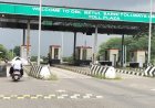 इकलहरा टोल प्लाजा पर सड़क में रखे ड्रम बने दुर्घटना का कारण, दोपहिया वाहन चालक परेशान