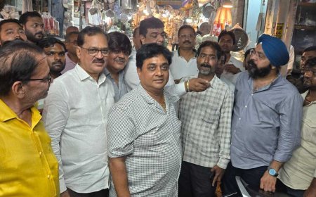 गोलबाजार के व्यापारियों की समस्याओं को लेकर चेम्बर पदाधिकारियों ने किया बाजार का मुआयना