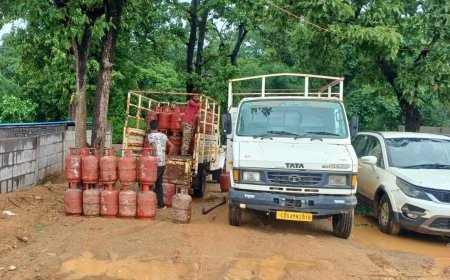 नगरी में HP गैस उपभोक्ताओं की बढ़ी परेशानी, टंकी लेने 3 किलोमीटर दूर जाना पड़ रहा, ग्रामीणों ने की सुविधा एक जगह देने की मांग