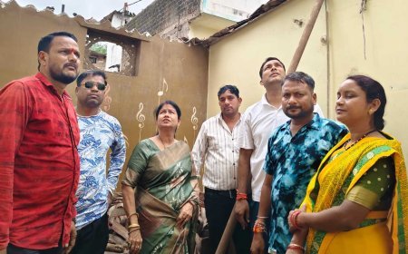 लगातार बारिश से कैलाश नगर में छानी वाले मकान की छत गिरी, महापौर अलका बाघमार ने मौके पर पहुंचकर लिया जायजा