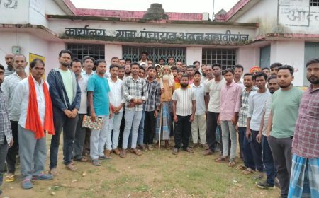 बलरामपुर के महावीरगंज में प्रधानमंत्री आवास योजना को लेकर ग्रामीणों का गुस्सा फूटा, सरपंच-सचिव पर धांधली के आरोप
