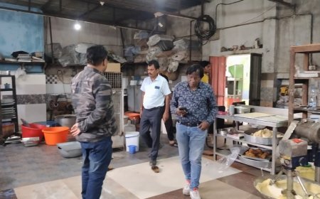 पचपेड़ीनाका में स्वच्छता जांच के दौरान निगम की कार्रवाई, मीठा महल पर 20 हजार और न्यू सुरुचि पर 2 हजार का ई-जुर्माना