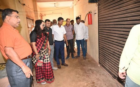 राजनीतिक दलों की मौजूदगी में कलेक्टर तुलिका प्रजापति ने किया स्ट्रांग रूम का निरीक्षण, ईवीएम सुरक्षा व्यवस्था का लिया जायजा
