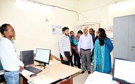 कलेक्टर तुलिका प्रजापति ने बोड़ला जनपद पंचायत कार्यालय का किया निरीक्षण, व्यवस्थाओं में सुधार के दिए निर्देश