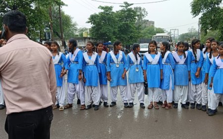 मुंगेली में शिक्षक की कमी से नाराज स्कूली बच्चों ने किया नेशनल हाईवे जाम, आश्वासन के बाद खुला चक्काजाम