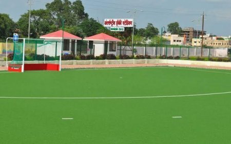 अंतरराष्ट्रीय हॉकी स्टेडियम की बदहाली, एस्ट्रोटर्फ में जमी काली मिट्टी; खिलाड़ी बाल्टी से पानी डालकर कर रहे सफाई