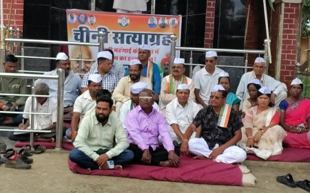 बलरामपुर में महंगाई और कालाबाजारी के खिलाफ कांग्रेस का हल्ला बोल, सफेद टोपी पहनकर सत्याग्रह पर बैठे कार्यकर्ता