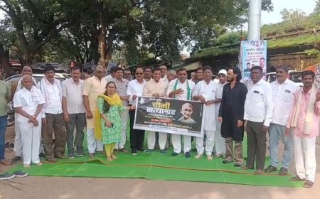 शक्कर के बढ़ते दामों के विरोध में खैरागढ़ में कांग्रेस का ‘शक्कर सत्याग्रह’, अंबेडकर चौक पर किया प्रदर्शन