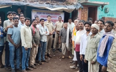 गांव-गांव पहुंची कबीरधाम पुलिस की साइबर जागृति मुहिम, OTP और अनजान लिंक से बचने की दी सलाह