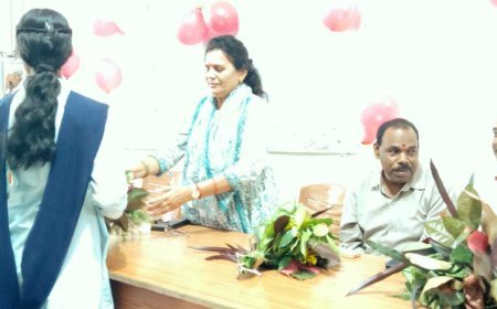 शासकीय स्नातक महाविद्यालय अमरवाड़ा में उत्साहपूर्वक मनाया गया शिक्षक दिवस, विद्यार्थियों ने प्राध्यापकों का किया सम्मान