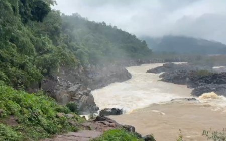 नक्सल दहशत से पर्यटन तक सातधार का सफर, बारिश में सैलानियों से गुलजार हुआ जलप्रपात