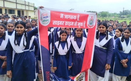 कबीरधाम पुलिस का साइबर जागृति अभियान, स्कूल-कॉलेजों में छात्र-छात्राओं को साइबर ठगी से बचाव के बताए उपाय