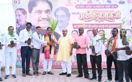 भाजपा वरिष्ठ नेता अशोक बजाज से आत्मीय भेंट कर विधायक पुरन्दर मिश्रा ने दी जन्मदिन की शुभकामनाएं